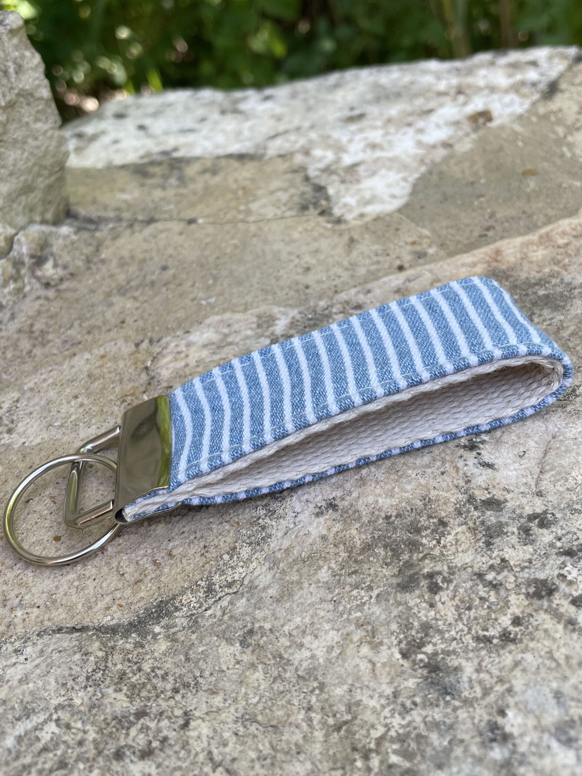 Porte-clés - Jean rayé bleu clair – Image 2