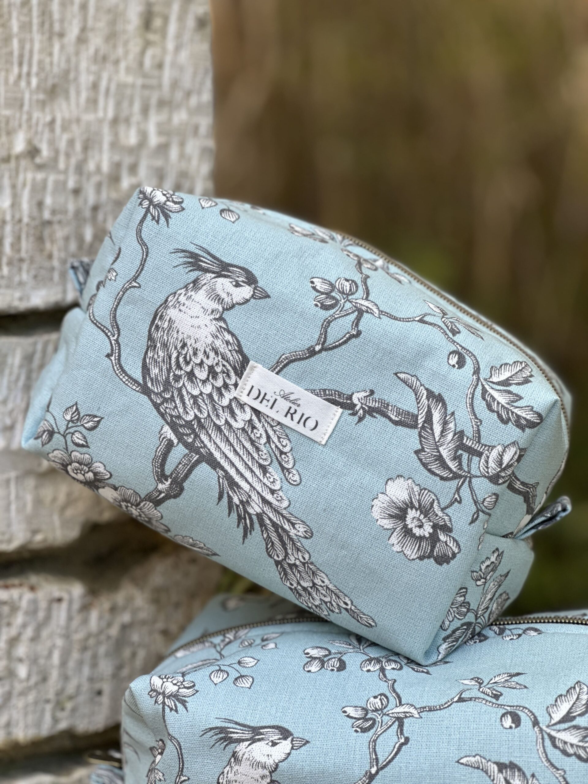 Trousse de toilette - Imprimé oiseau - Fond bleu ciel – Image 3