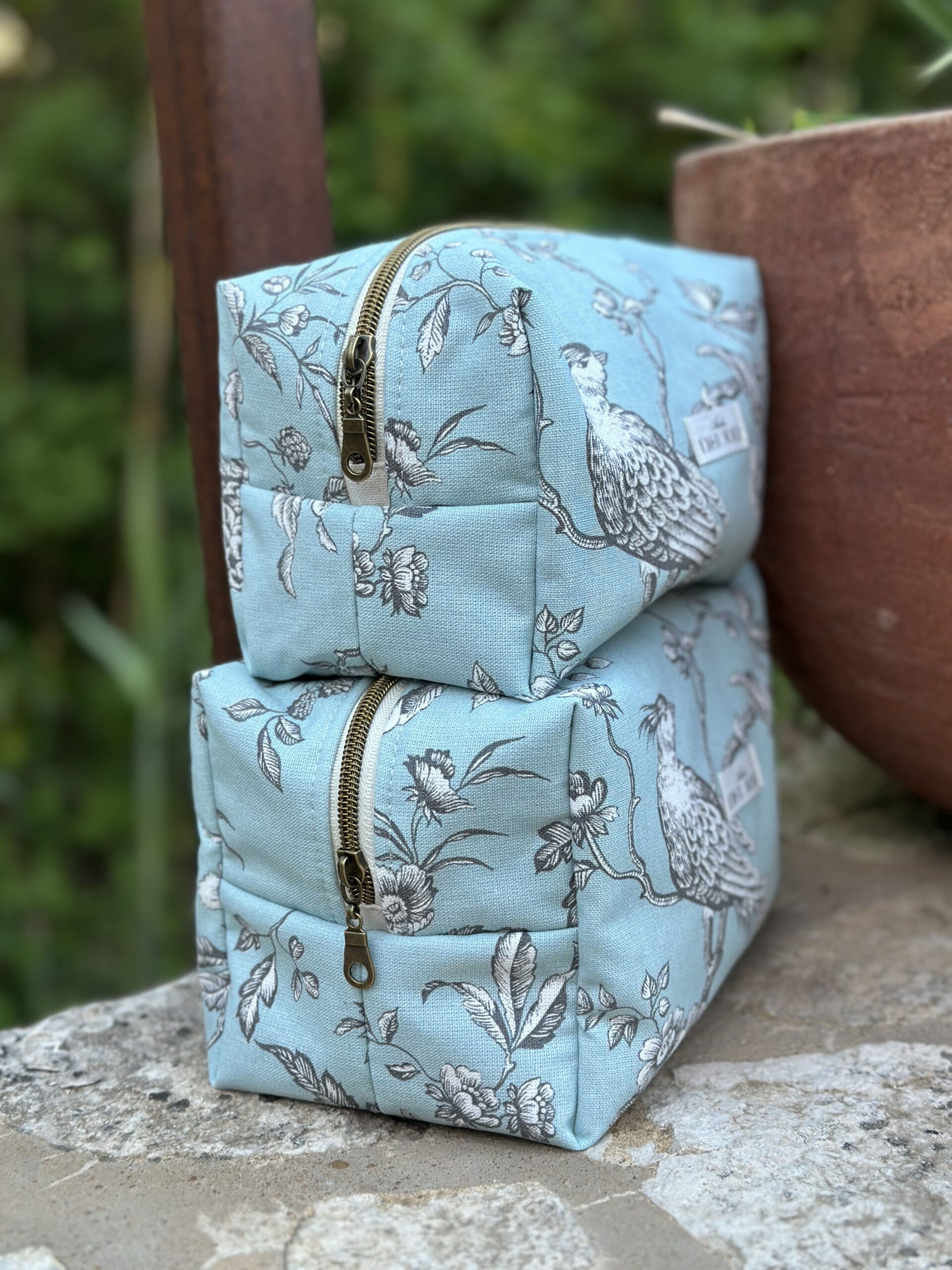 Trousse de toilette - Imprimé oiseau - Fond bleu ciel – Image 2